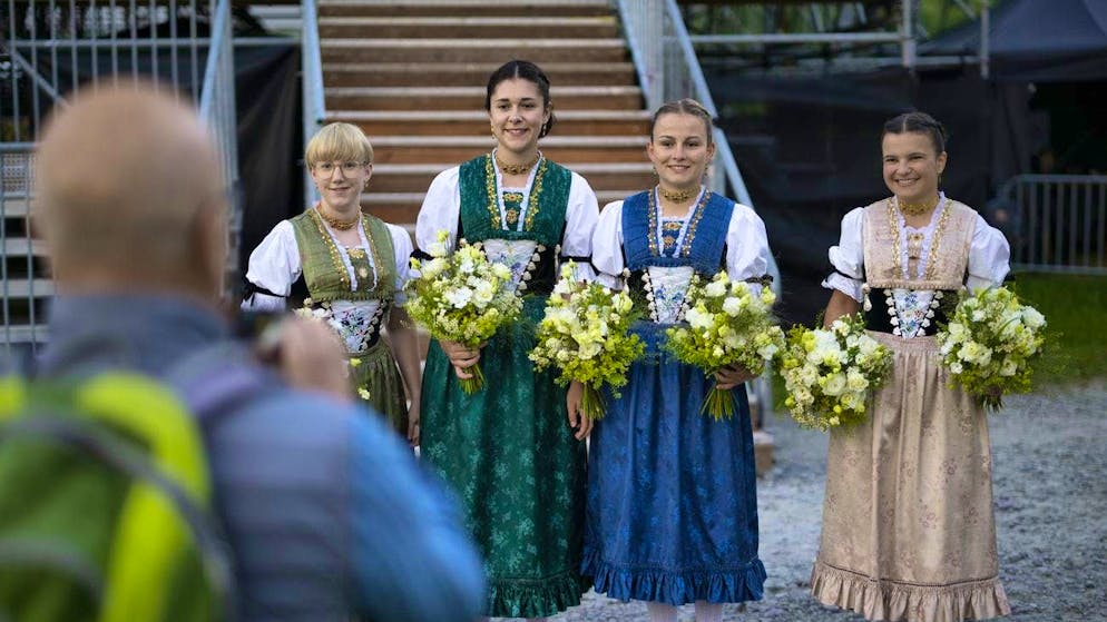 First impressions of the jubilee wrestling festival. The ladies of honor are ready.