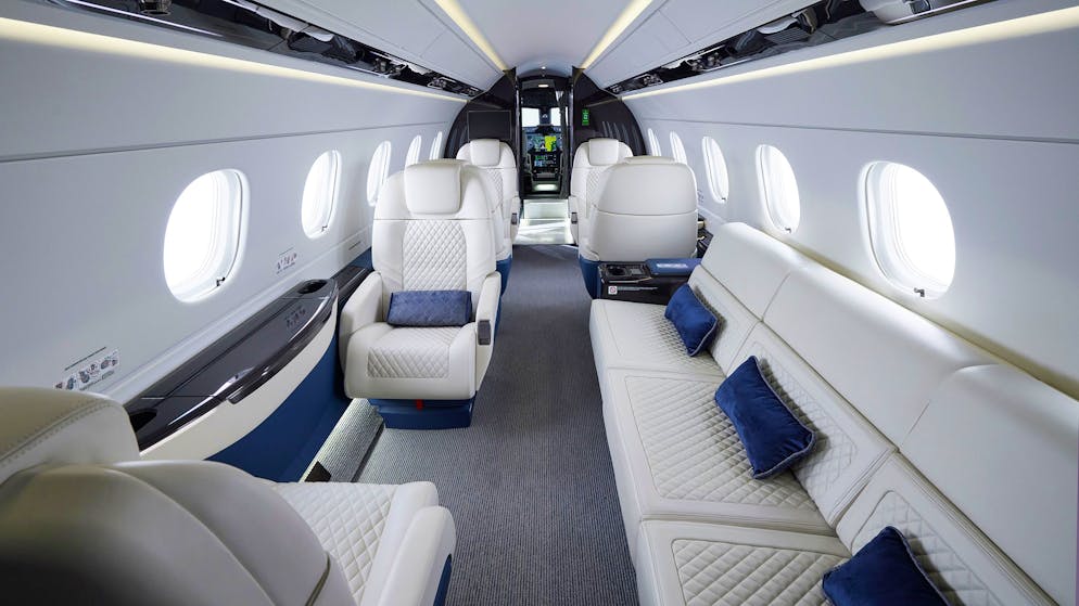 Ein Privatjet glänzt nach der Modernisierung im Hangar von Jet Aviation in edlem Design.