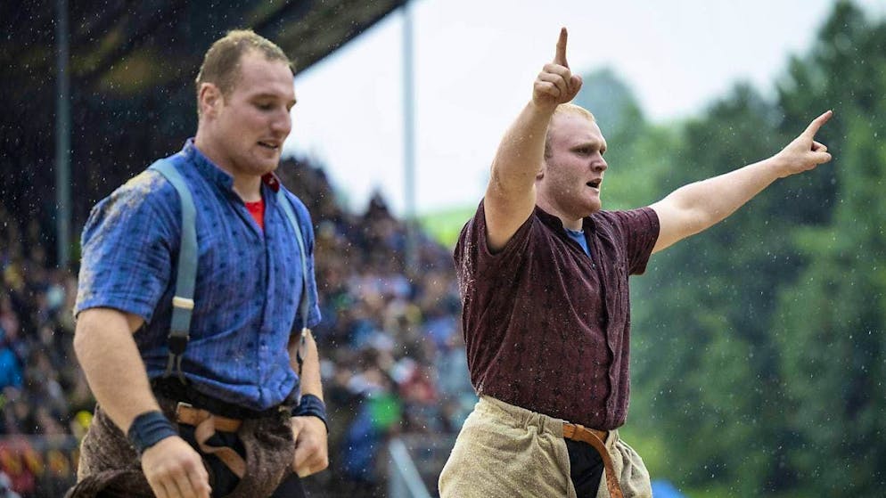 Staudenmann and Hiltbrunner celebrate sensational co-festival victory - Gallery. Surprise man Fabio Hiltbrunner caused a sensation with a flat throw in the sixth round against wrestling king Joel Wicki.