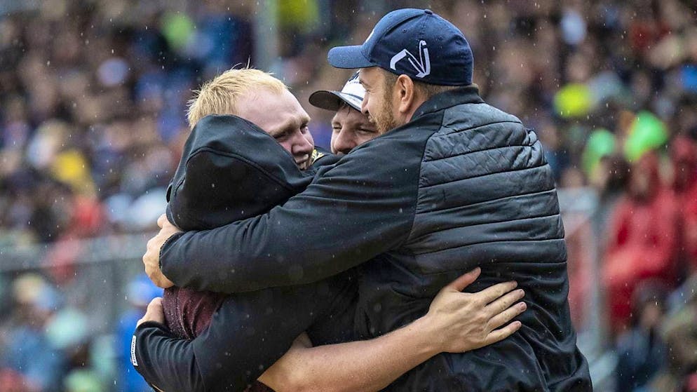 Staudenmann and Hiltbrunner celebrate sensational co-festival victory - Gallery. The young Emmental native, who has yet to win a wreath in his palmarès, had the same number of points as Staudenmann and Orlik after the fifth round, but was not considered for the final round.