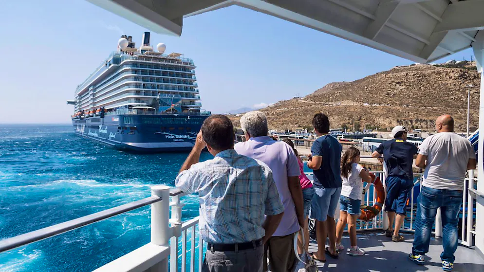 Sovraffollamento turisti. Grecia: tassa di 20 euro per i crocieristi a Mykonos e Santorini