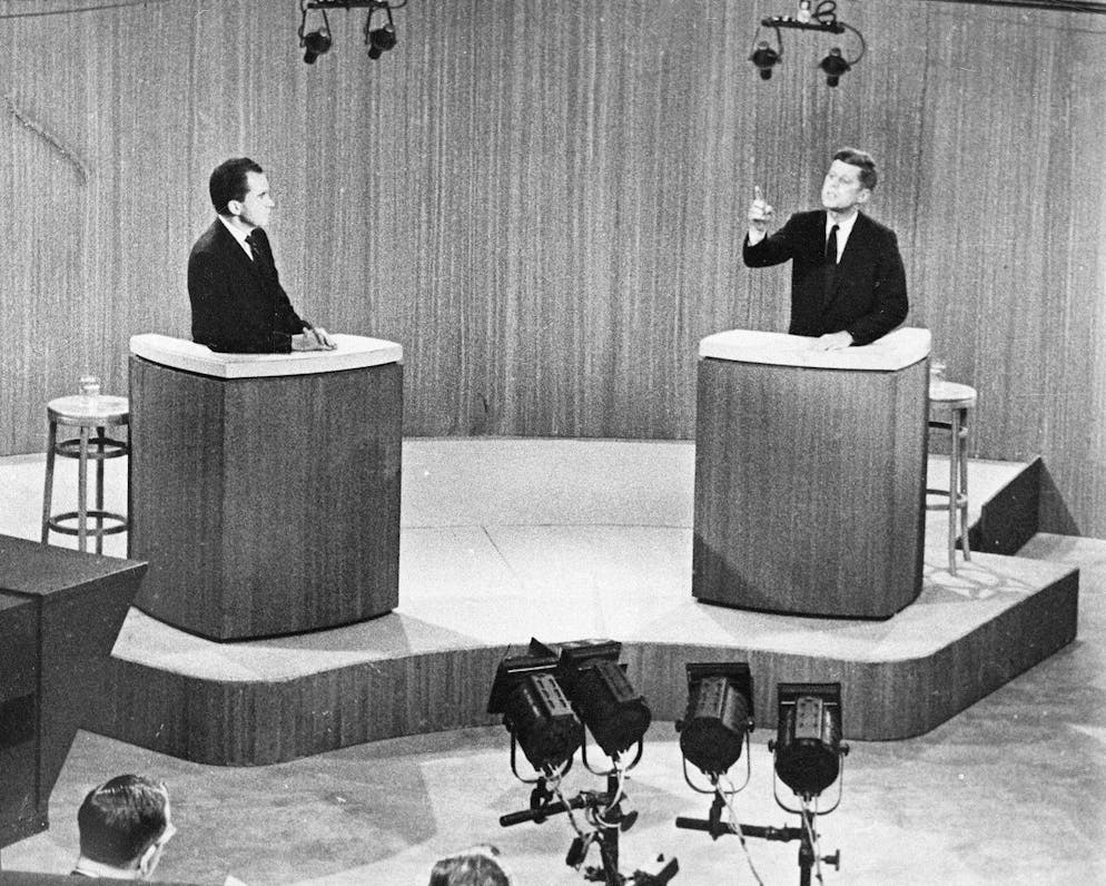 Le sénateur John F. Kennedy, à droite, discute avec le vice-président Richard Nixon, à gauche, lors d'un duel télévisé pour l'élection présidentielle américaine, dans un studio de télévision à New York, Etats-Unis, le 12 oct. 1960 (archives).