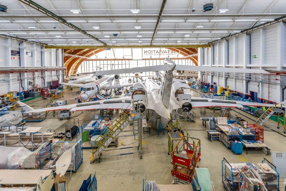Ein Blick in die Wartungshalle von Jet Aviation am Standort Basel.