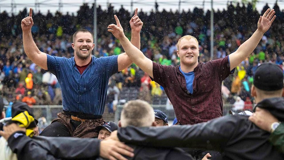 Staudenmann and Hiltbrunner celebrate sensational co-festival victory - Gallery. Fabian Staudenmann (left) and Fabio Hiltbrunner (right) on the shoulders of their team-mates from Bern.