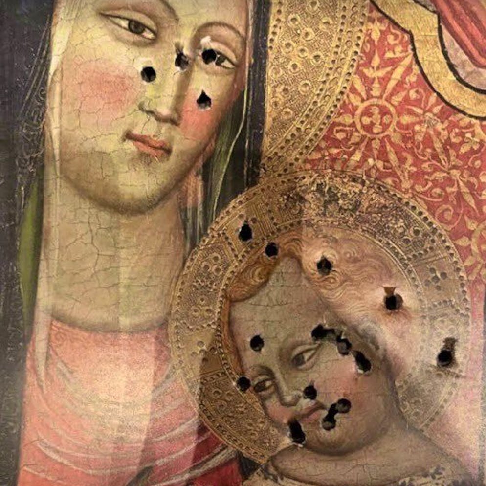 Bilder zeigen zahlreiche Einschusslöcher bei Maria und Jesus. 