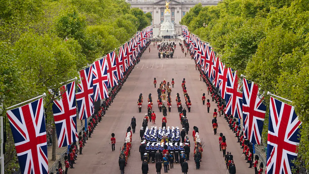 Zweiter Todestag: Royals erinnern an Queen Elizabeth II. - Gallery. Der Trauerzug mit dem Sarg der gestorbenen britischen Königin Elizabeth II. führte über die Prachtstrasse The Mall.