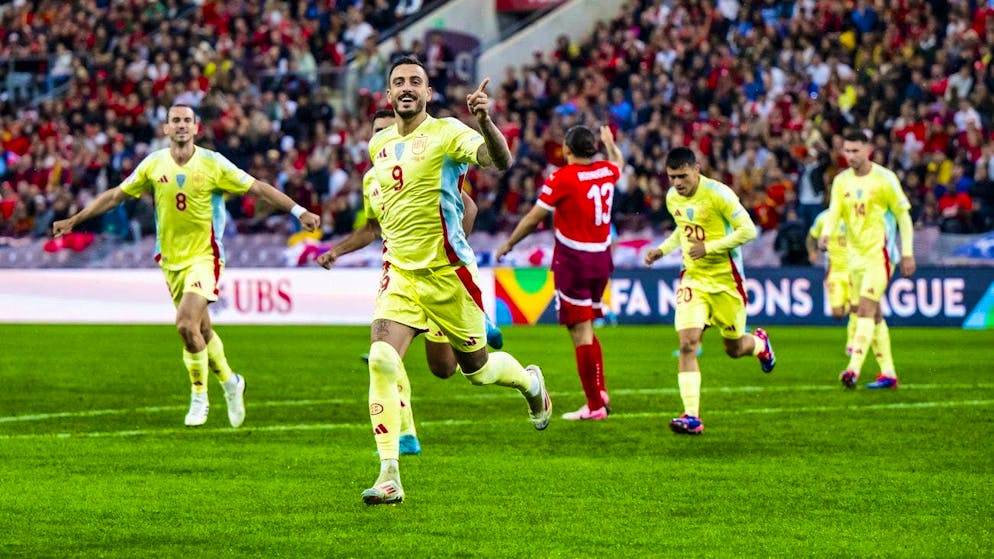 Joselu scores early to make it 1:0 for Spain.