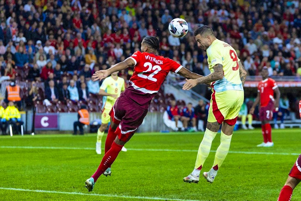 Wüthrich loses the header duel before the Spaniards' first goal.