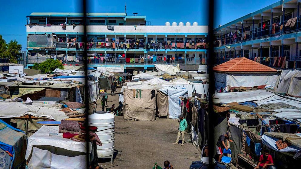 Palestinians seek shelter from an Israeli bombardment in a school in Chan Junis in the Gaza Strip. Photo: Abdel Kareem Hana/AP/dpa