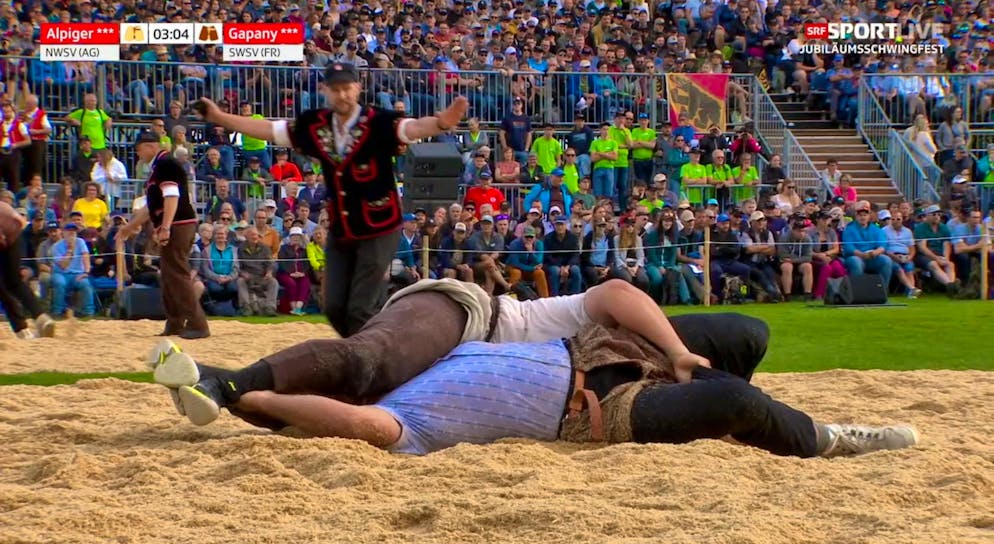 The referee gives the result. But on closer inspection it is clear: Nick Alpiger (in light) has no grip on the Zwilch trousers.