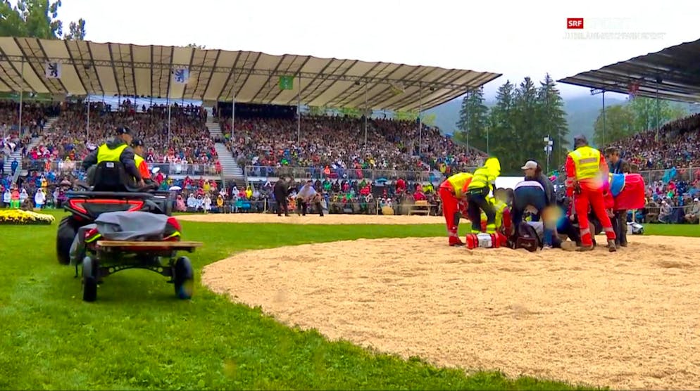 Schurtenberger cannot continue: he still has to be tended to on the court.