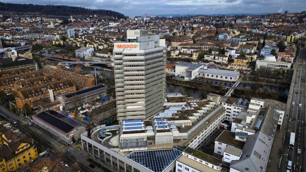 The Migros headquarters on Zurich's Limmatplatz: the decail retailer pays a high price in the battle against the competition.