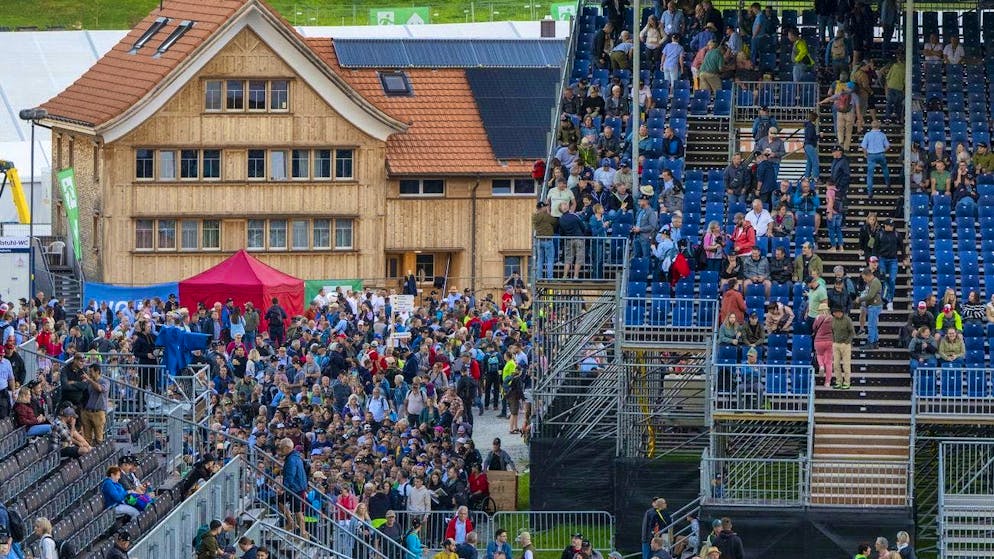 First impressions of the jubilee wrestling festival. The audience is there - the stands are filling up.