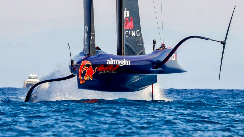 Alinghi, qui joue sa qualification ce dimanche à Barcelone, doit patienter.