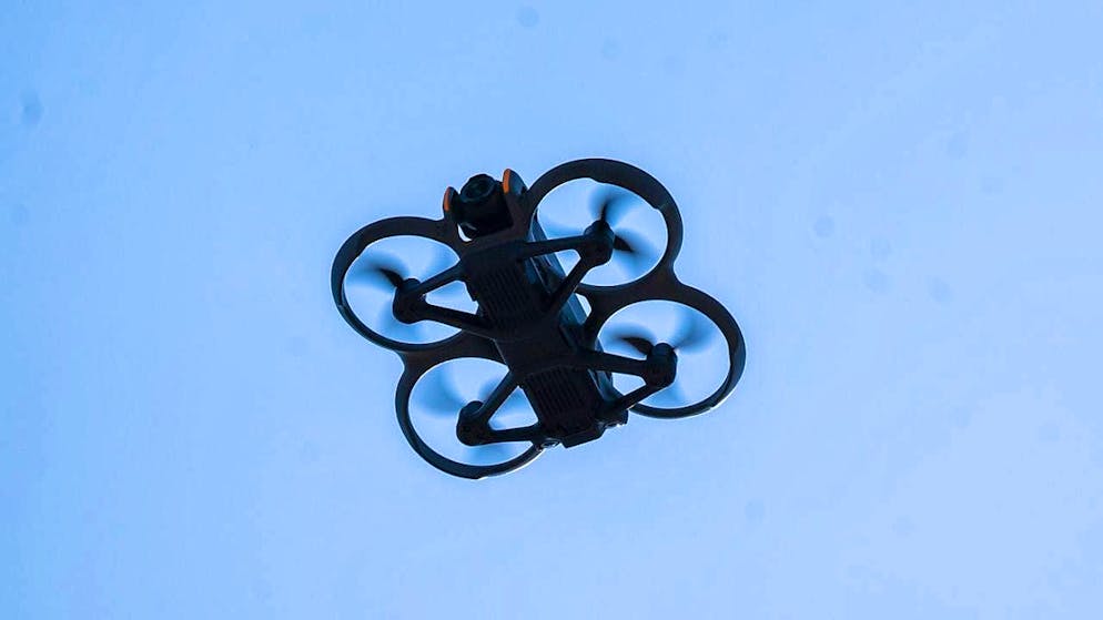 ILLUSTRATION - A drone with a camera flies through the air (archive photo). Photo: Monika Skolimowska/dpa