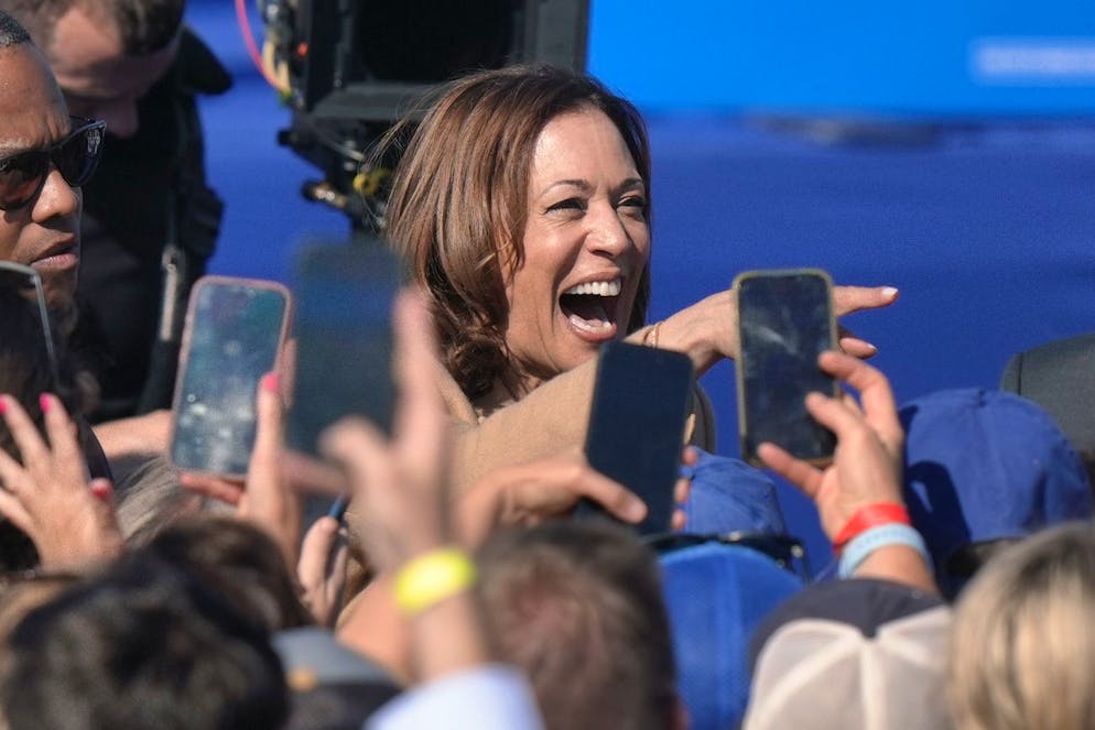 13 clés. La candidate démocrate à l'élection présidentielle, la vice-présidente Kamala Harris, salue les gens après avoir pris la parole lors d'une étape de sa campagne à la brasserie Throwback, à North Hampton, N.H., mercredi 4 septembre 2024. (AP Photo/Steven Senne)