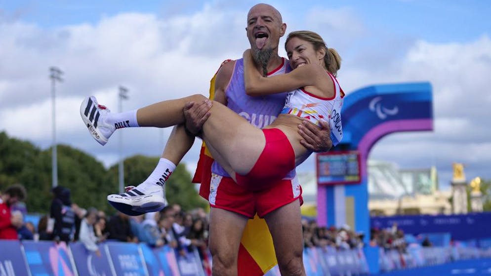 Medal drama in Paris. Marathon runner helps her companion shortly before the finish line - and is disqualified