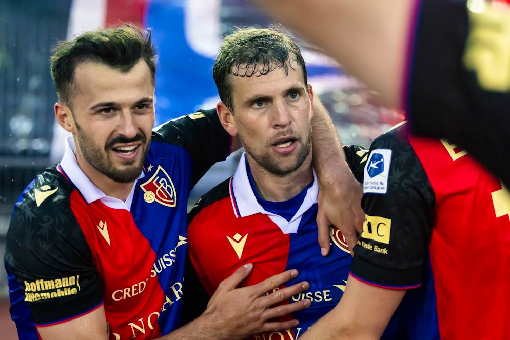Fabian Frei (au milieu) sous les couleurs du FC Bâle.