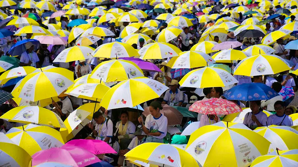 dpatopbilder - Faithful Catholics crowd under umbrellas in Tacitolu Park for Pope Francis' mass. Photo: Dita Alangkara/AP