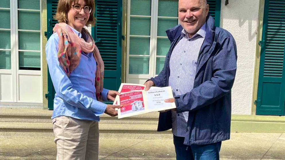 Interlaken SP President Ruedi Simmler handed over the signatures for the "Airbnb Initiative" to Co-Municipal Clerk Barbara Iseli on Tuesday.