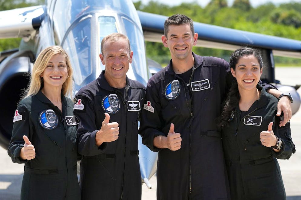 Le commandant de cette mission de cinq jours est le milliardaire américain Jared Isaacman (3ème depuis la gauche), qui collabore depuis plusieurs années avec SpaceX et finance en partie le voyage -- d'un montant non révélé.