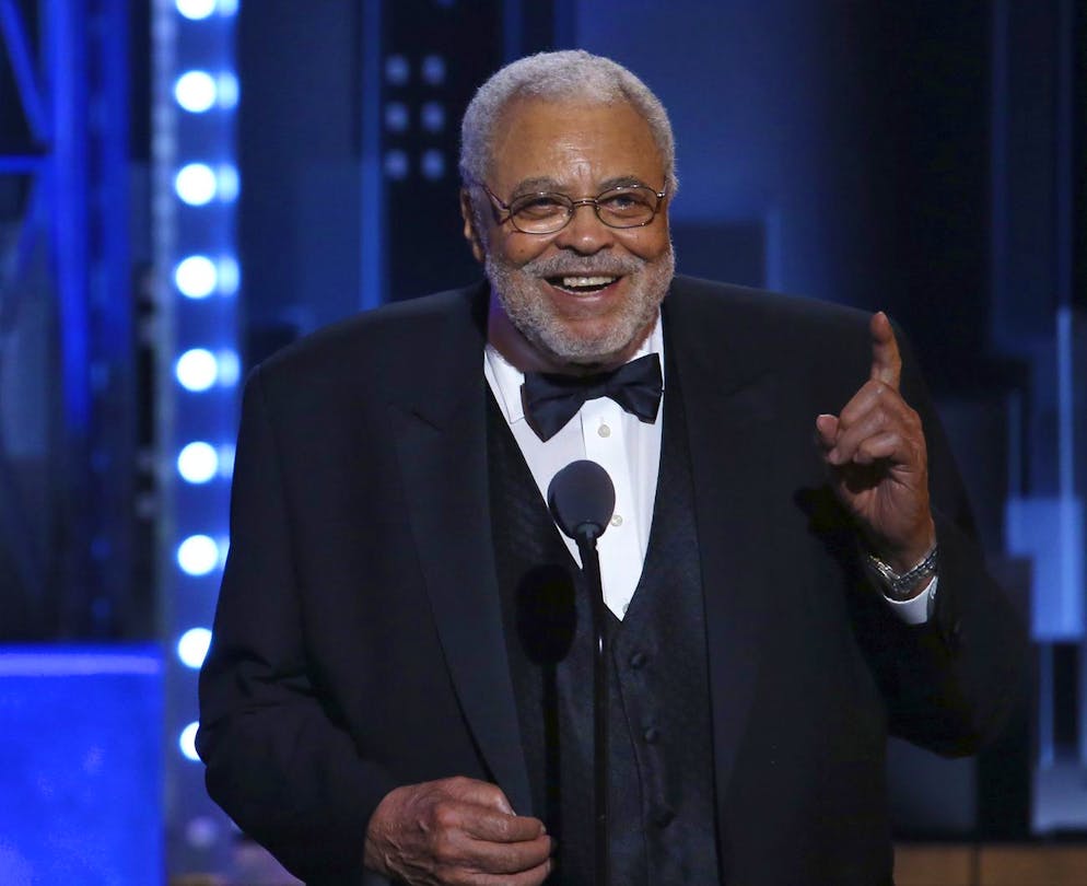 James Earl Jones accetta il premio speciale Tony per la carriera teatrale alla 71ª edizione dei Tony Awards, domenica 11 giugno 2017, a New York.