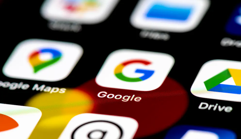 La Cour de justice de l'Union européenne (CJUE), tribunal de dernière instance, a décidé qu'Apple devrait rembourser 13 milliards d'euros (12,2 milliards de francs) d'arriérés fiscaux à l'Irlande pour avoir bénéficié d'avantages fiscaux indus, assimilés à une aide d'Etat illégale.Dans un arrêt séparé, la Cour basée à Luxembourg a confirmé une amende de 2,4 milliards contre Google pour pratiques anticoncurrentielles.