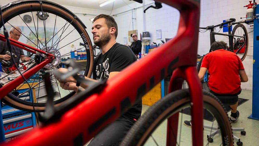 A bicycle mechanic with a Thömus-Velo: The Händler übernimmt 12 Bike-World-Filialen der Migros (Symbolbild).