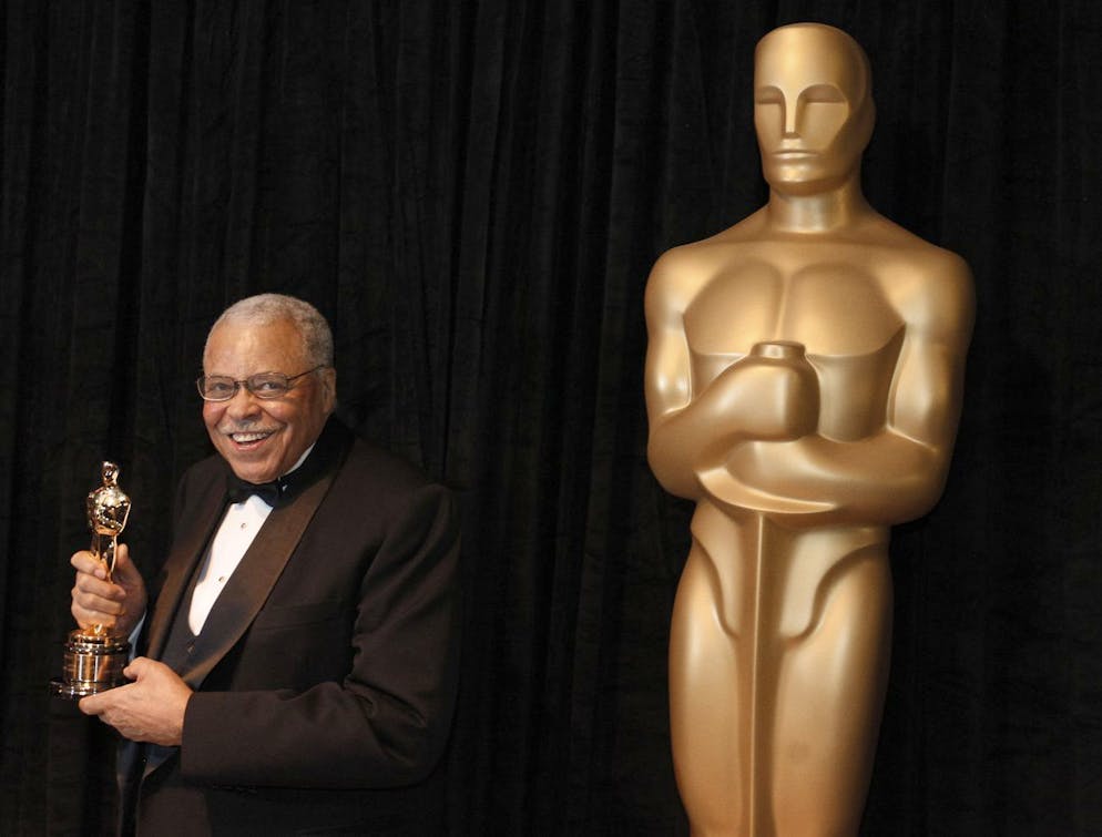James Earl Jones posa con il suo Oscar onorario all'84ª edizione degli Academy Awards, domenica 26 febbraio 2012, nella zona di Hollywood a Los Angeles. Jones, che ha superato i pregiudizi razziali e una grave balbuzie per diventare una celebre icona del palcoscenico e dello schermo, è morto all'età di 93 anni, lunedì 9 settembre 2024.