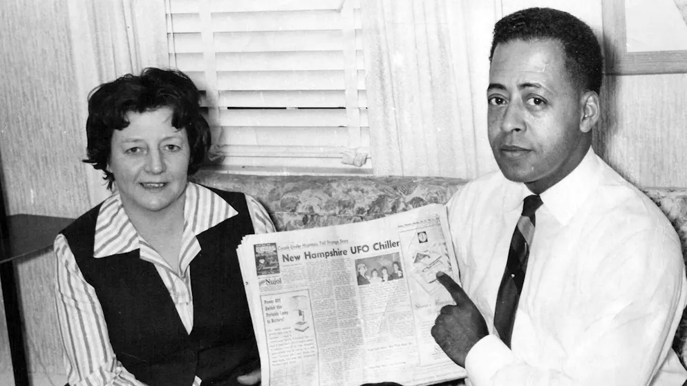 Barney und Betty Hill posieren mit einen Zeitungsartikel, der von ihrem Erlebnis berichtet.