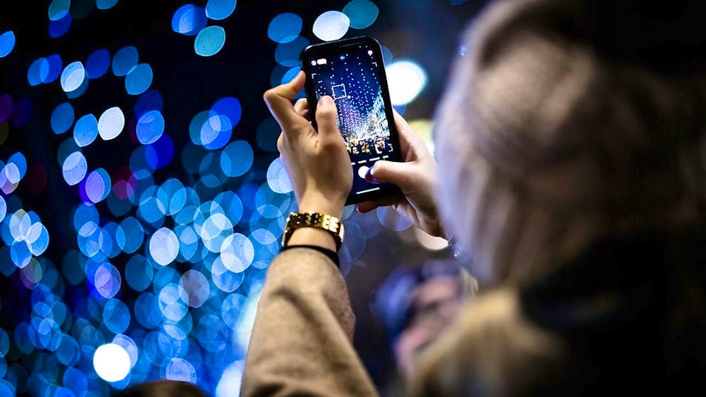 In the canton of Solothurn, local schools should continue to decide for themselves whether pupils can use their cell phones during the break. The cantonal government does not want a cantonal ban for all schools. (symbolic image)