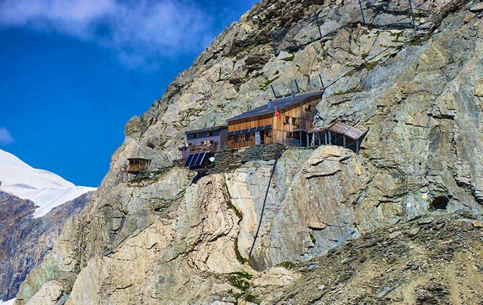 Il rifugio Oberaarjoch è sospeso sull'abisso come se fosse incollato alla roccia.