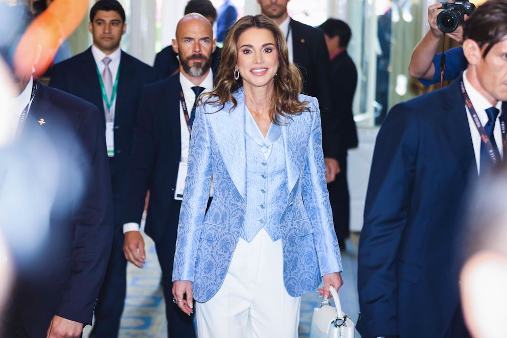 La reine Rania de Jordanie, mamie stylée. Il s'agissait d'un blazer à jacquard à motif floral en soie et cotton sous lequel elle portait le gilet assorti. Quant au pantalon, elle a préféré le dépareiller du haut de la tenue, troquant le pantalon de l’ensemble de la griffe italienne contre un pantalon de tailleur blanc. 
