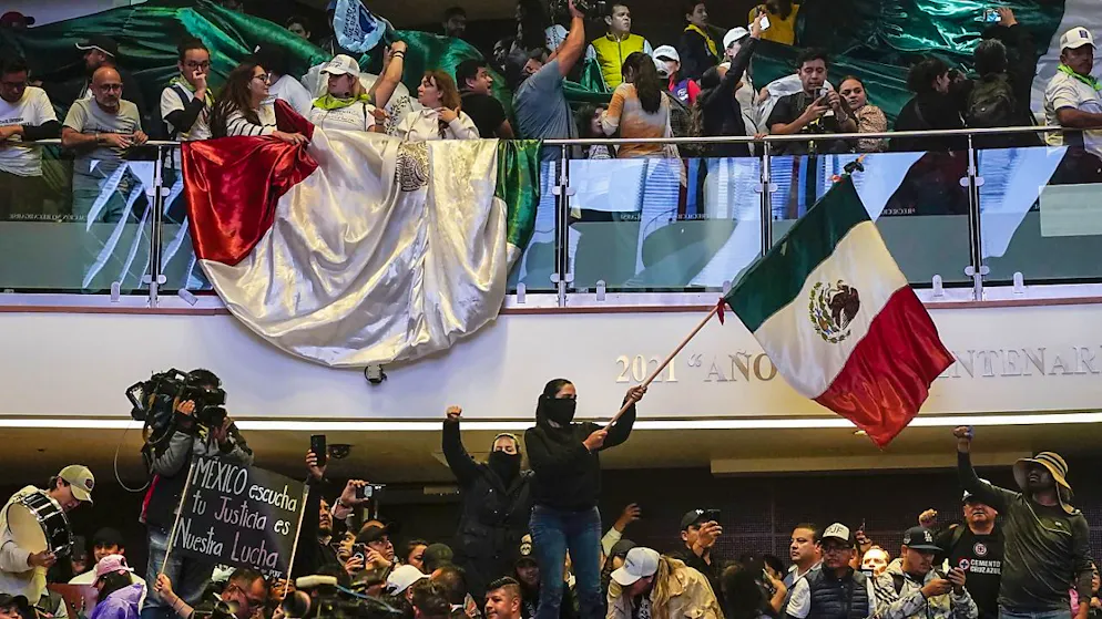 Plusieurs centaines de manifestants ont envahi le siège du Sénat mexicain mardi pour s'opposer à la réforme du pouvoir judiciaire, forçant la délocalisation des débats.
