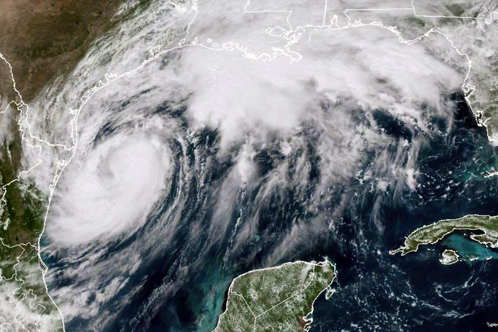 Cette image satellite GOES-16 GeoColor prise à 14h21 EDT et fournie par la National Oceanic and Atmospheric Administration (NOAA) montre la tempête tropicale Francine dans le Golfe du Mexique, mardi 10 septembre 2024. (NOAA via AP)