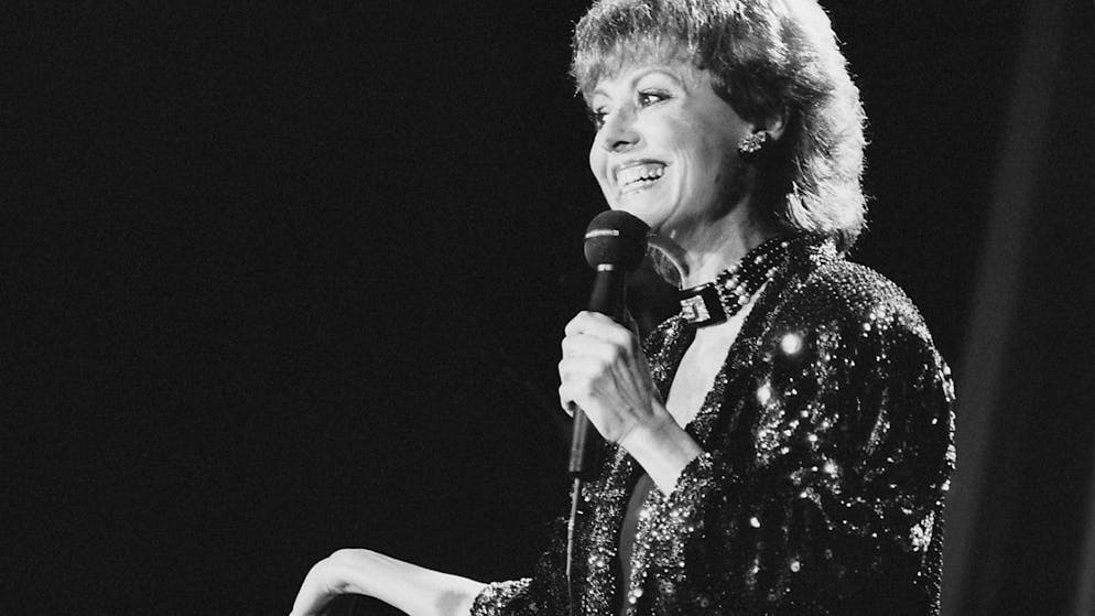 La cantante, attrice e showgirl Caterina Valente in un'esibizione a Zurigo del 1986