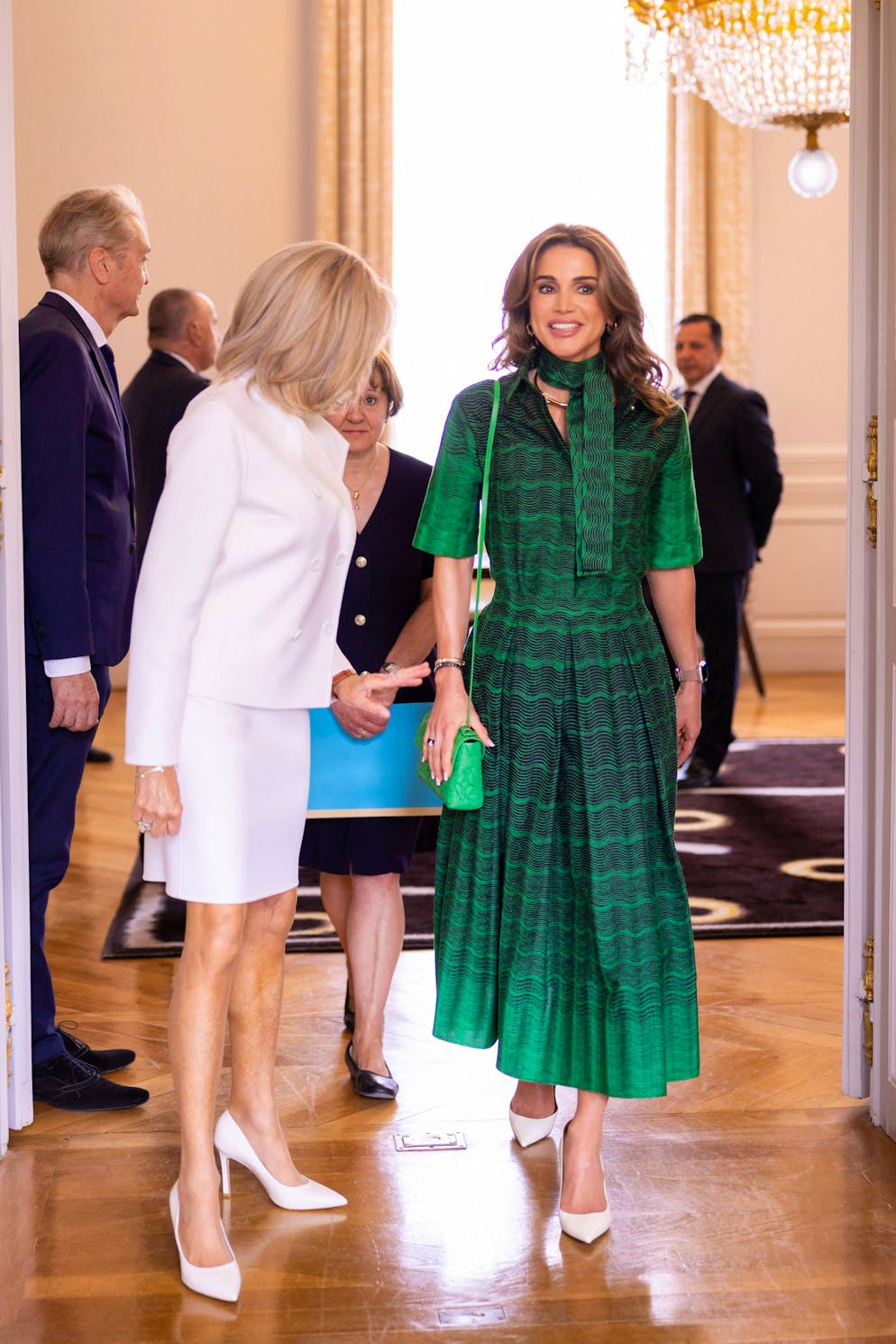 La reine Rania de Jordanie, mamie stylée. Lorsque Rania débarque, elle fait de l'ombre à n'importe qui, même à Brigitte Macron, connue également pour son sens du style.  En juin 2024, la reine de Jordanie a fait sensation à l'Elysée dans une robe du créateur libanais Elie Saab. Une pièce sophistiquée qui la mettait très en valeur.