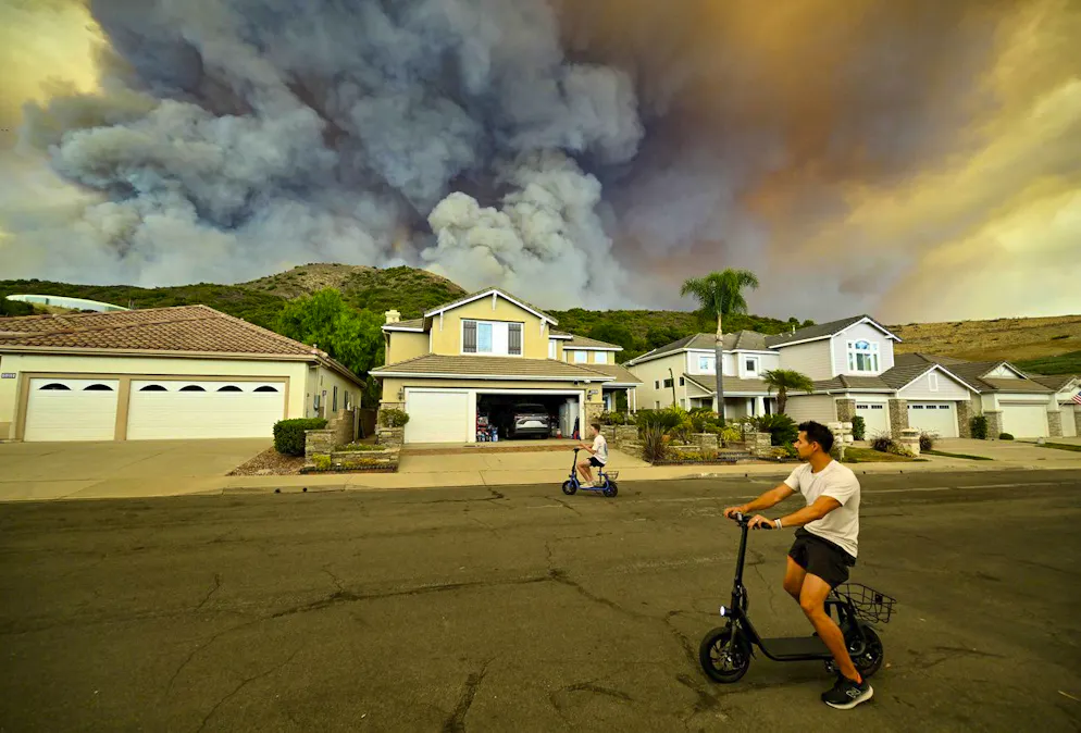 La fumée de l'incendie de l'aéroport s'élève derrière Meander Lane à Trabuco Canyon, en Californie, le lundi 9 septembre 2024. (Jeff Gritchen/The Orange County Register via AP)