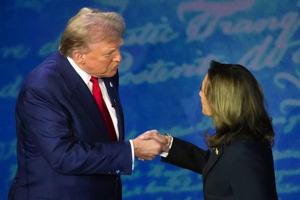 Il candidato repubblicano alle presidenziali, l'ex presidente Donald Trump, stringe la mano alla candidata democratica, la vicepresidente Kamala Harris, durante un dibattito presidenziale della ABC News al National Constitution Center, martedì 10 settembre 2024, a Filadelfia.(AP Photo/Alex Brandon)