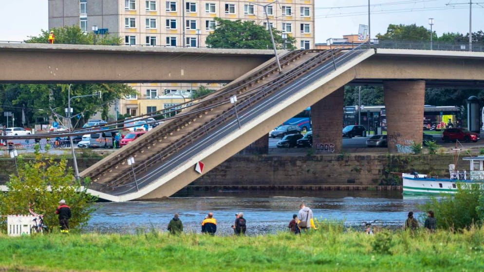 Personne ne se trouvait sur ou sous le pont au moment de l'effondrement, vers 03h00 du matin.