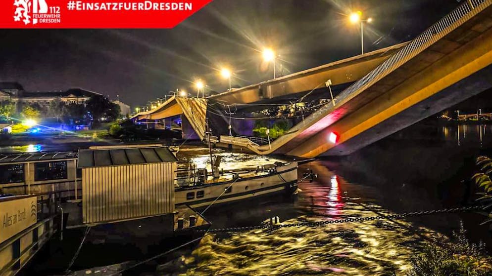 Tramgleis und Trottoir weg. Brücke in Dresden eingestürzt
