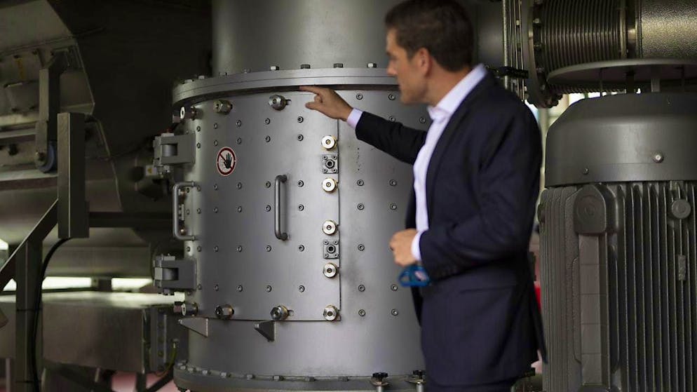 Start-up CEO Vincent Vida explains the new plant during a tour.