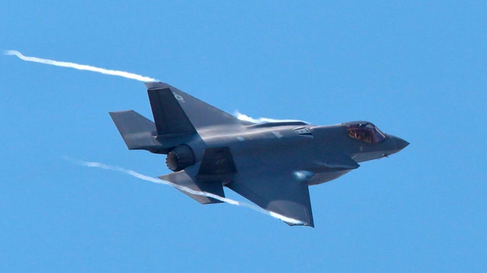 Un F-35 de la Vermont Air National Guard vole au-dessus de l'aéroport de Skopje (Macédoine), en juin 2022, dans le cadre d'une mission de police aérienne de l'OTAN.