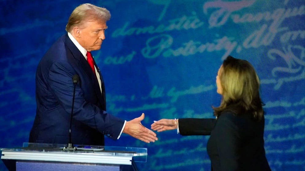 Handschlag zum Auftakt: Kamala Harris stellt sich Trump bei der TV-Debatte im September vor.