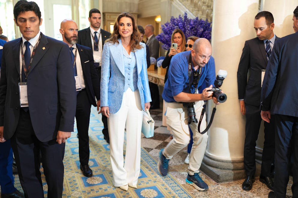 La reine Rania de Jordanie, mamie stylée. Ce 7 septembre, l’épouse du roi Abdallah II était de passage au Lac de Côme où elle est intervenue lors du 50ème forum Ambrossetti de Cernobbio. Pour l’occasion, elle a rendu honneur au style italien, arborant deux pièces signées Dolce&Gabbana.