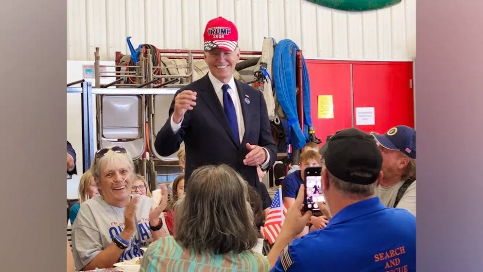 La séquence vidéo, qui a emballé les réseaux sociaux, montre M. Biden tout sourire, qui porte déjà une casquette, la recouvrir de cette casquette Trump qu'on vient de lui tendre.