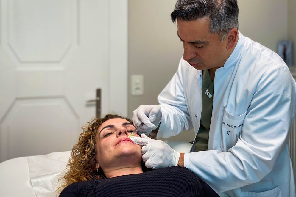 Patientin Sandra lässt sich bei Dr. Farid Rezaeian Botox spritzen. Mona Vetsch begleitet sie zum Beauty-Doc die Sendung «Mona mittendrin».