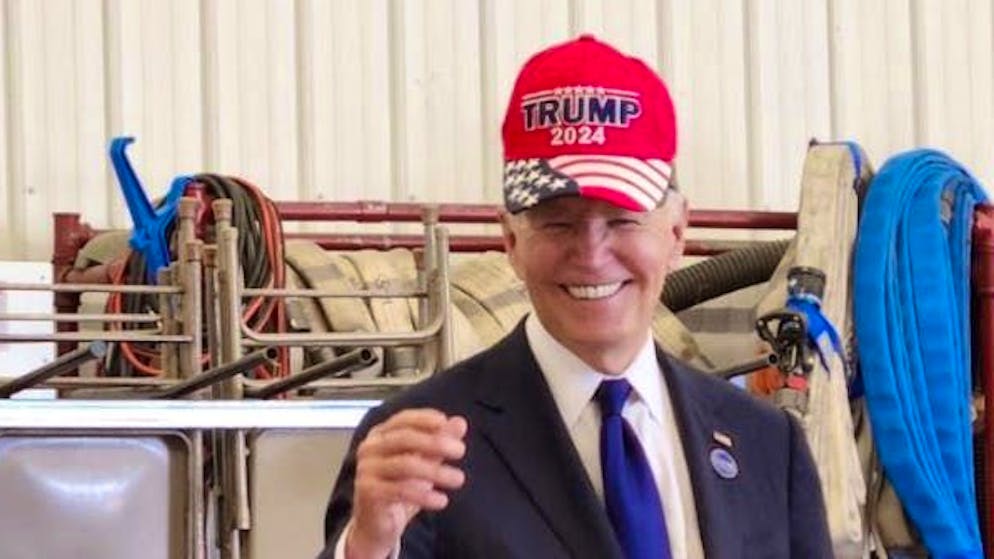 Ecco il motivo. Ma che ci fa Biden, sorridente, con in testa un cappellino di Trump?