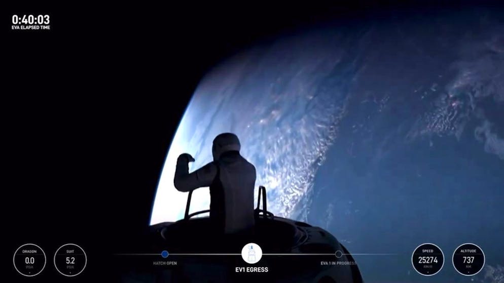 Un fermo immagine tratto da un video diffuso da SpaceX mostra l'imprenditore e miliardario statunitense Jared Isaacman che esce dal portellone.