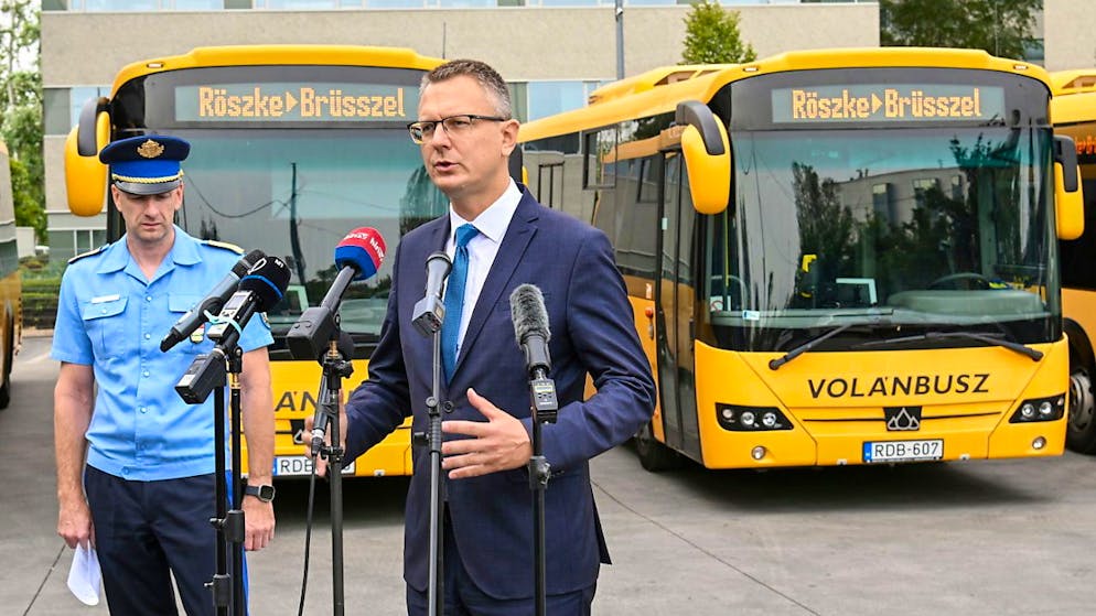 "Se l'UE costringerà l'Ungheria ad ammettere gli immigrati clandestini, offriremo loro un viaggio gratuito verso Bruxelles", aveva detto segretario di Stato Bence Retvari parlando di fronte a una flotta di autobus dalle insegne luminose che recitano "Röszke-Brusszel".